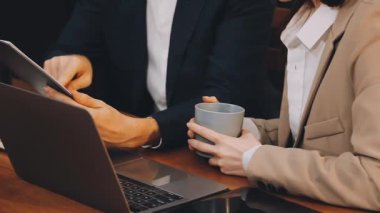 iş adamları laptop ile çalışma