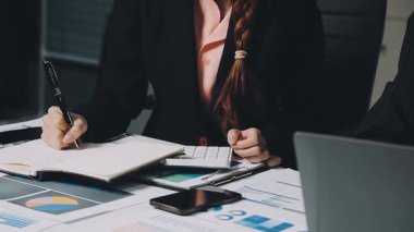 Ofiste mali belgelerle çalışan iş kadını