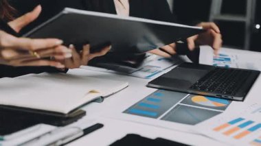 yakın plan - iş kadını iş yerinde otururken dijital tablet kullanırken görüntüsü.