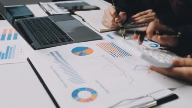 Tartışmak ve finansal veri analizi iş adamları