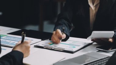 İşletme ekibi mali tablolarla çalışıyor.