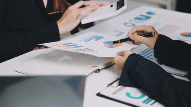 İş kadını toplantısı ve belgeyle ofis, iş ve takım çalışması kavramında beyin fırtınası.