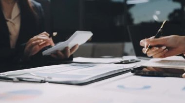 Finansal verileri olan genç bir kadın