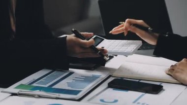 Ofiste çalışan iş adamları, finans kavramı