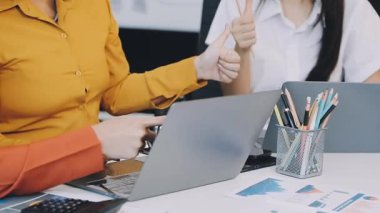 İş ekibi yeni bir iş projesini tartışıyor.