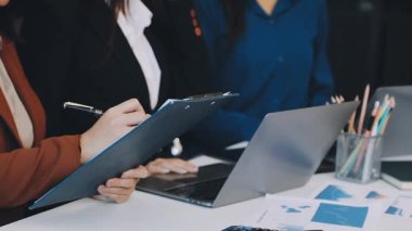 Ofiste birlikte çalışan bir grup iş adamı.