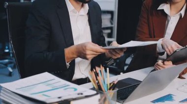 İş adamları ofiste mali raporları tartışıyor. takım çalışması