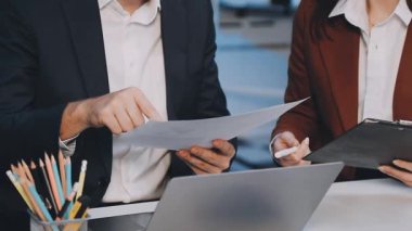 İş adamları modern ofiste yeni fikirleri tartışıyor..