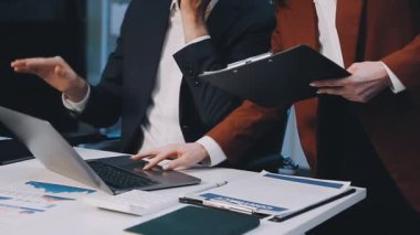 Ofisteki tablet bilgisayarda çalışan işadamı ve kadın