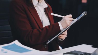 Bilgisayarda çalışan kadın.