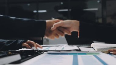 İş adamları el sıkışıyor, toplantıyı bitiriyor.