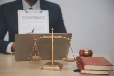 Hukuk teması, hakimin tokmağı, avukat infaz memurları, mahkemede dikkate alınan kanıtlara dayalı davalar, yasalar.