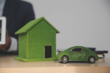 Yargıç tokmak ve minyatür araba, kaza geçiren ve araç sigortası ödemesi alan sürücüye karşı açılan açık artırma ya da mahkeme davasını avukatların önünde temsil ediyor. Seçici odak