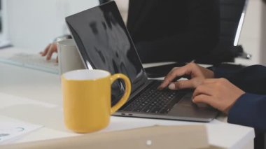 Ofiste Dizüstü bilgisayarda çalışan genç iş adamı.