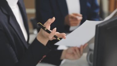 Ofiste çalışan iş adamları