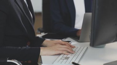 Ofiste dizüstü bilgisayar kullanan bir iş adamı