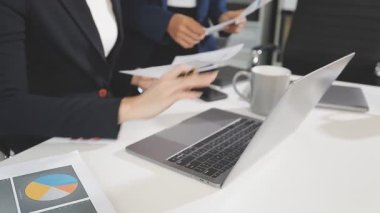 Ofisteki mali veriler üzerinde çalışan iş adamlarını kapat