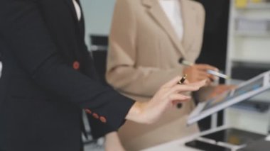 Ofisinde dijital tableti olan bir iş kadını.