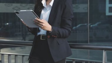 Akıllı telefon tutan kadın.