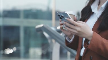 akıllı telefon kullanan genç iş kadını