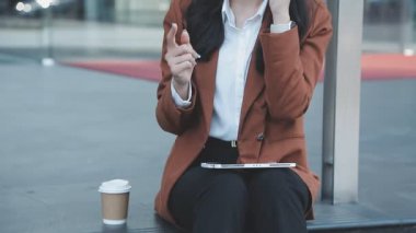 Şehirde tablet kullanan genç bir kadın, stok görüntüleri.