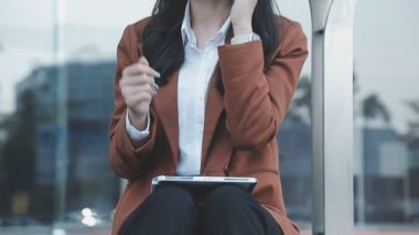 Sayısal tablet tutan iş kadını