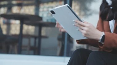 Ofiste tablet kullanan genç bir iş kadını. iş adamları.