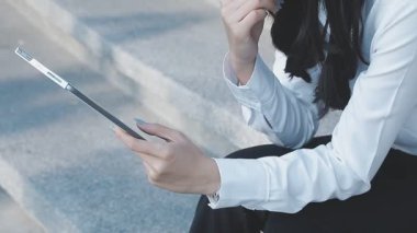 Cep telefonu kullanan iş kadını