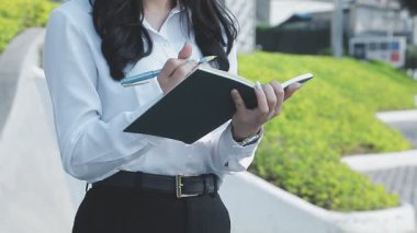 Elinde tabletle genç bir kadın.