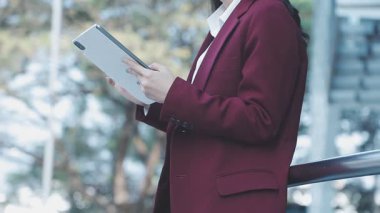 Dijital tablet kullanarak iş kadını