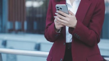 Ofiste akıllı telefon kullanan bir kadın.