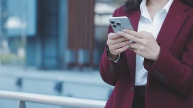 Cep telefonlu genç kadın.