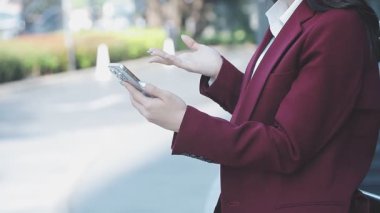 Akıllı telefon kullanan genç bir kadın.