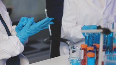 bilim adamı holding test tüpleri