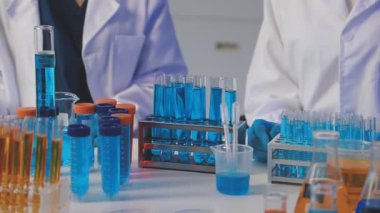 Laboratuvarda bir bilim adamının yakın çekimi..