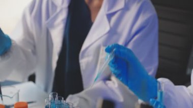 Yakın çekim. Laboratuvarda çalışan bilim adamı..