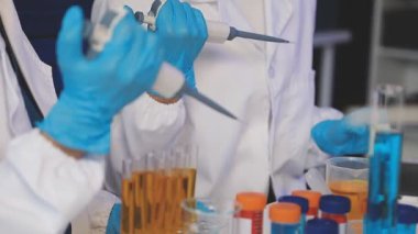 Elinde test tüpü olan bir laboratuvar çalışanı.