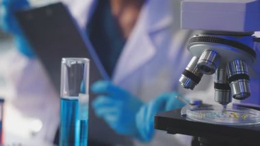 laboratuarda çalışan bilim adamı