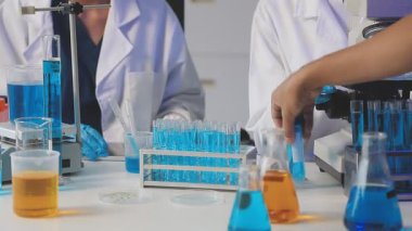 Laboratuvarda çalışan bilim adamı.