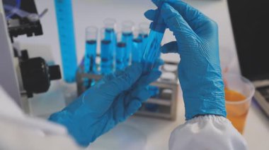 Bilim adamı holding tüp laboratuvarında sıvı ile
