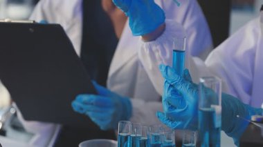 Laboratuvarda çalışan bilim adamları