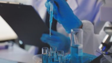 Laboratuvarda bilim adamı