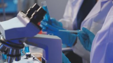 Laboratuvarda çalışan bilim adamları. Bilim ve tıbbi araştırma kavramı