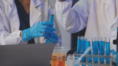 Laboratuvarda çalışan bilim adamına yakın plan.