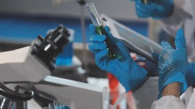Laboratuvarda mikroskopla çalışan bilim adamı.