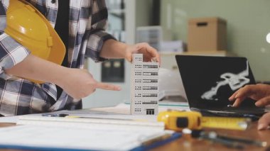 Mühendis ya da mühendis ve mimar ekibi ofis binası, inşaat konsepti, plan, mühendislik, inşaat konseptinde yeni bir proje üzerinde çalışıyor.