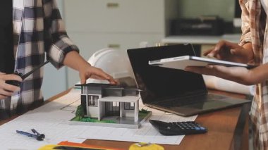 Mimar Planlarla Çalışıyor