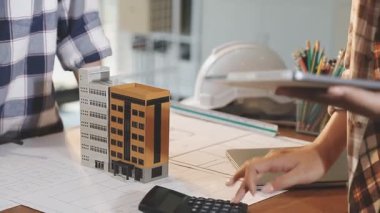 Genç mimar yeni bir evde çalışıyor.