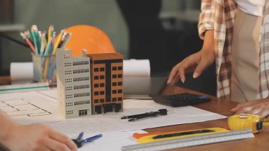 Ofis binasının planına sahip genç mühendis mimar. inşaat, mühendislik ve mimari
