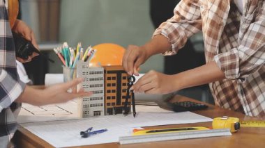 ofiste çalışan mimar